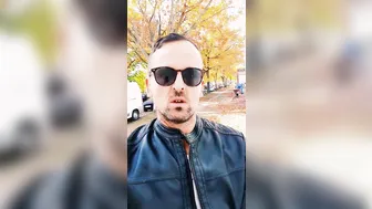 твинк-эксгибиционист кончает публично на заправке