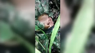 业余拉丁士兵穿制服在户外自慰