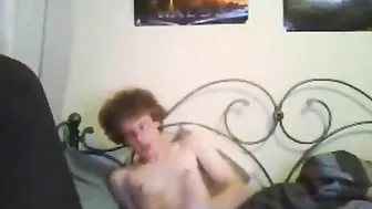 Garoto magro se masturba lentamente na webcam