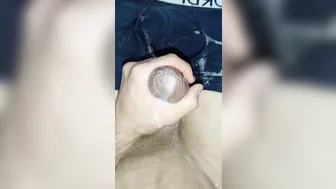Femboy solo em meias brancas masturba pau grosso e goza uma grande ...