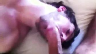 Amigo amateur chupa polla grande y bolas antes de una facial