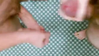 Masturbação de twink no banheiro da escola termina em gozada dupla