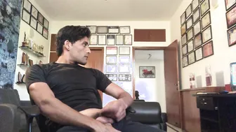 Soldado twink se masturba en la oficina después del trabajo