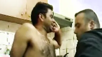 Oso chupa polla mientras un hombre habla por teléfono