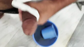 Twink desi branle sa grosse bite sous la douche