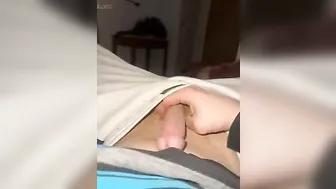 Dünner twink wichst seinen großen schwanz beim solosex