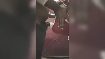 黑人小鲜肉涂抹润滑油并独自手淫他的大鸡巴