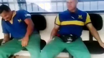 Twinks musculosos amadores se masturbam juntos no trabalho