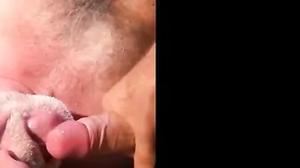 Papai urso peludo recebe uma punheta apaixonada