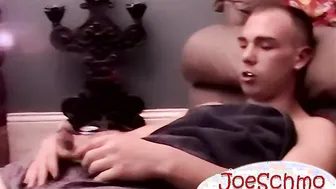 Garoto magro pearl bate punheta com seu pau grande e goza forte