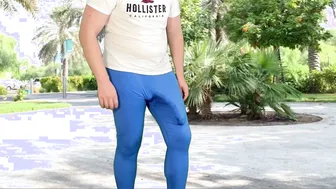 Twink avec une énorme bite non circoncise se branle et jouit en public
