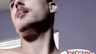 Twink magrinho chupa o pau grande do amigo antes de tomar no cu