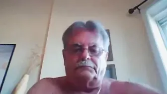 бородатый папа-медведь дрочит свой то...