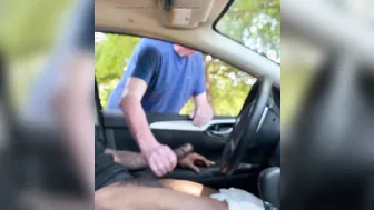 Ours mature donne un coup de main à une grosse bite noire en voiture