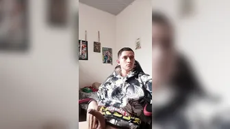 Twink colombiano flaco se masturba su gran polla en webcam