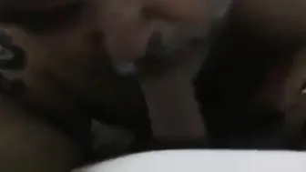 Papai urso peludo duma punheta amadora e ordenha o pau