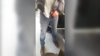 爸爸在户外给年轻男孩打手枪的业余视频