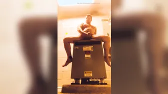 Jeune latino se branle et jouit en so...