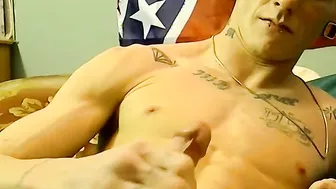 Jock tatuado recibe mamada de gordo chupador amateur