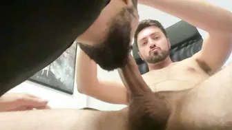 Twink lutscht großen schwanz und schluckt sperma nach dem blowjob