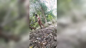 O urso indiano manoj bate punheta com seu pau grande ao ar livre na...