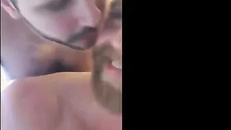 Dos osos amateurs tienen sexo anal a pelo hardcore