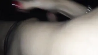Travesti se corre sin manos durante una follada anal a pelo