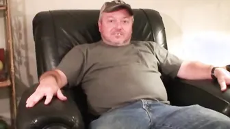 Hombre maduro gordito disfruta de una apasionada masturbación anal ...