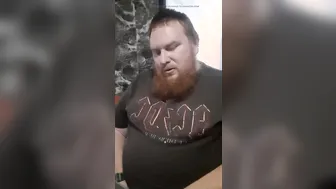 Twink gordo y cachondo se masturba la polla grande y gime fuerte