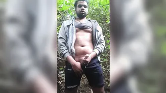 毛熊独自在森林里撸他粗硬的大鸡巴