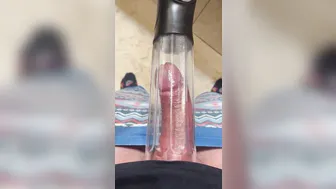 Twink bate uma punheta no pau grande no banheiro e goza duas vezes