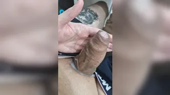 Garoto sem circuncisão bate punheta no pau grande e jorra uma gozad...