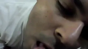 Amigo twink amador chupa pau e engole gozo