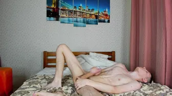 Twink se corre en el estómago y se lo lame