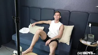 Der twink tommy gold bekommt eine lange sinnliche handjob