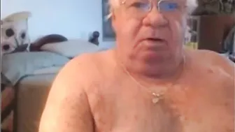 Papai maduro esfrega seu pau duro em show amador solo