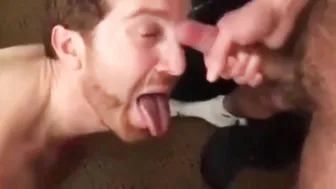 Twink recibe faciales tras mamadas de dos amigos amateur