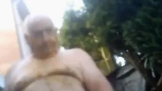 Papai maduro faz punheta ao ar livre no quintal