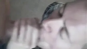 年轻人进行凌乱的口交并接受满嘴的精液
