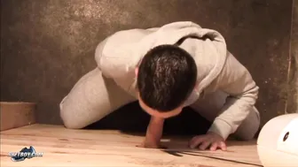 Jovencito adora la gran polla francesa en el glory hole de un club gay