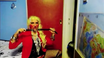 Muskulöser crossdresser macht deepthroat mit dildo und wichst große...