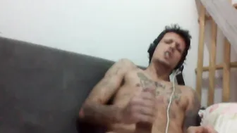 Brasileiro musculoso e tatuado bate punheta e goza gostoso
