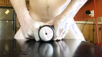 Papa branle sa grosse bite avec une pompe à pénis et tire un énorme...