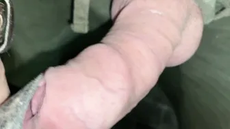 未割包皮的嫩男特写，水管游戏后无手射精