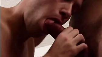 年轻小鲜肉舔蛋并吮吸大鸡巴后肛交