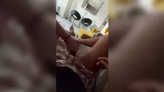 जिज्ञासु सीधे दोस्त ने मुझे हस्तमैथुन करते पकड़ा और मुझे स्खलन में ...