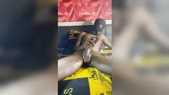 Twink negro bien dotado se masturba su monstruosa polla y corre fuerte