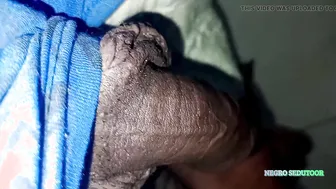 Papai indiano peludo se masturba seu pau grande e goza forte