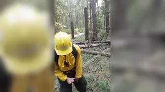 Trabajador amateur de incendios forestales se masturba al aire libr...