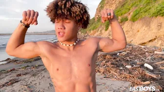 Le colombien ciao alves se branle sa grosse bite non circoncie sur ...
